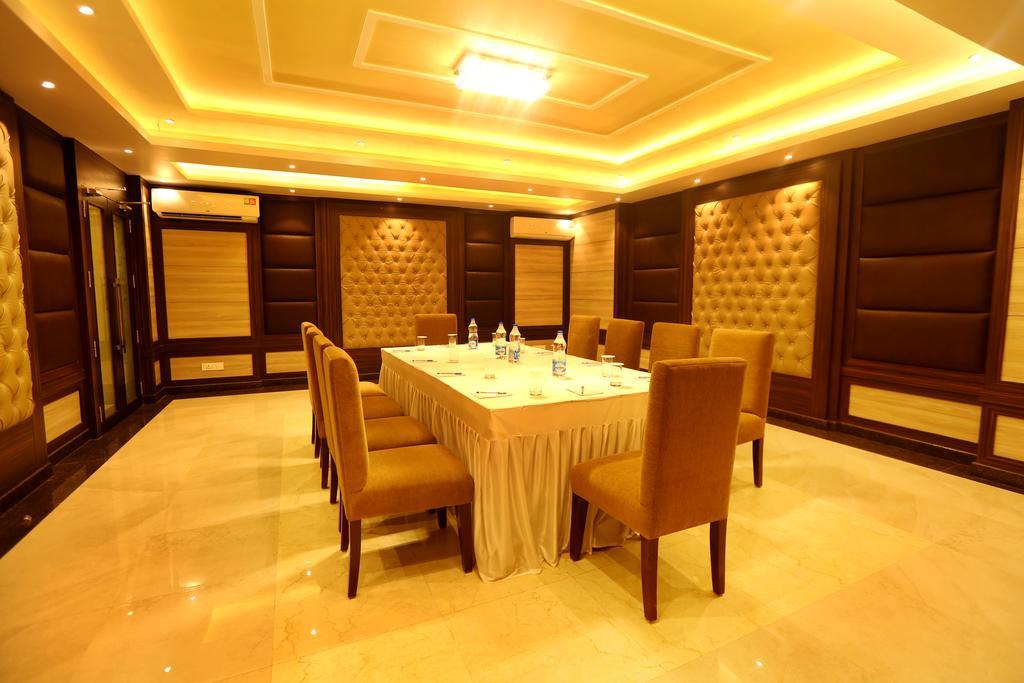 Awesome Palace Hotel Guwahati Exterior foto